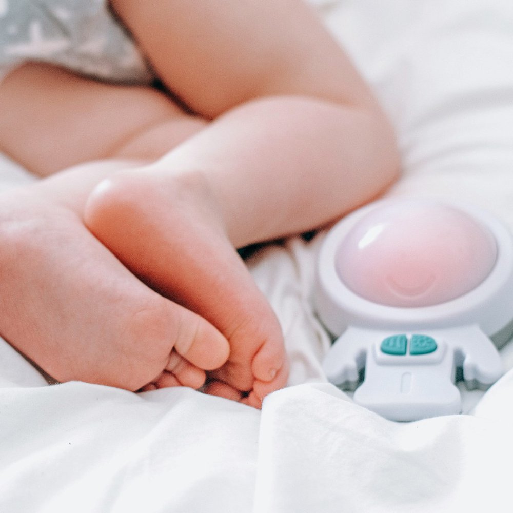 Zed by Rockit. Ayuda para dormir para bebés con vibraciones calmantes y luz  nocturna para cunas, cunas y camas. Vibra a través de cualquier colchón